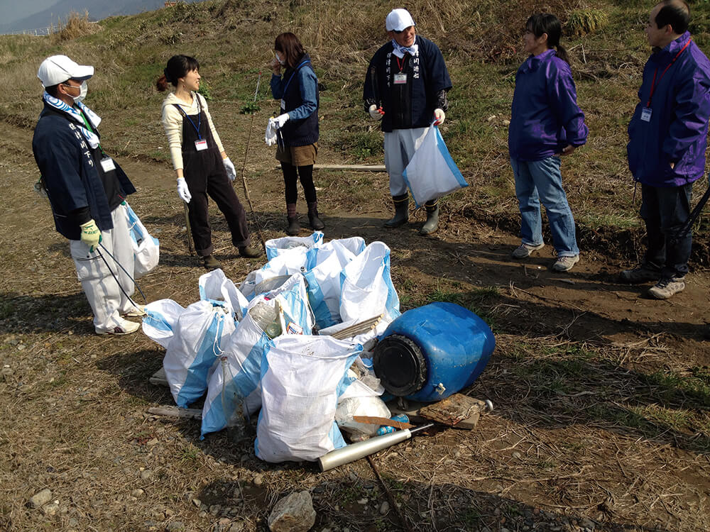 Volunteers in the Hozu River cleanup activity