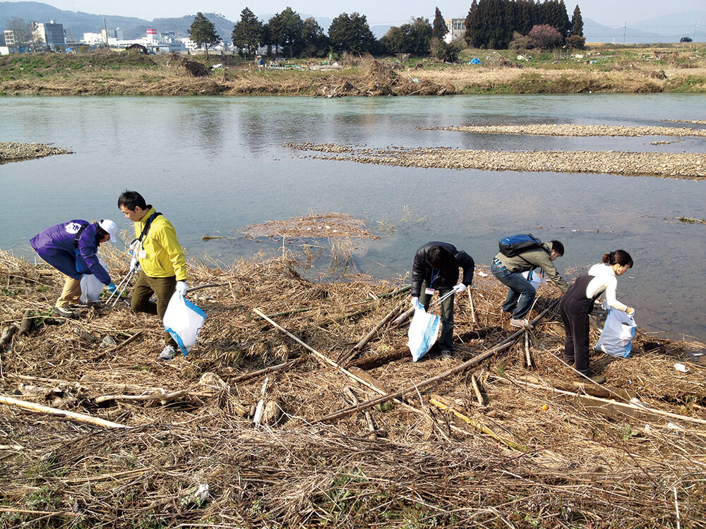 Volunteers in the Hozu River cleanup activity